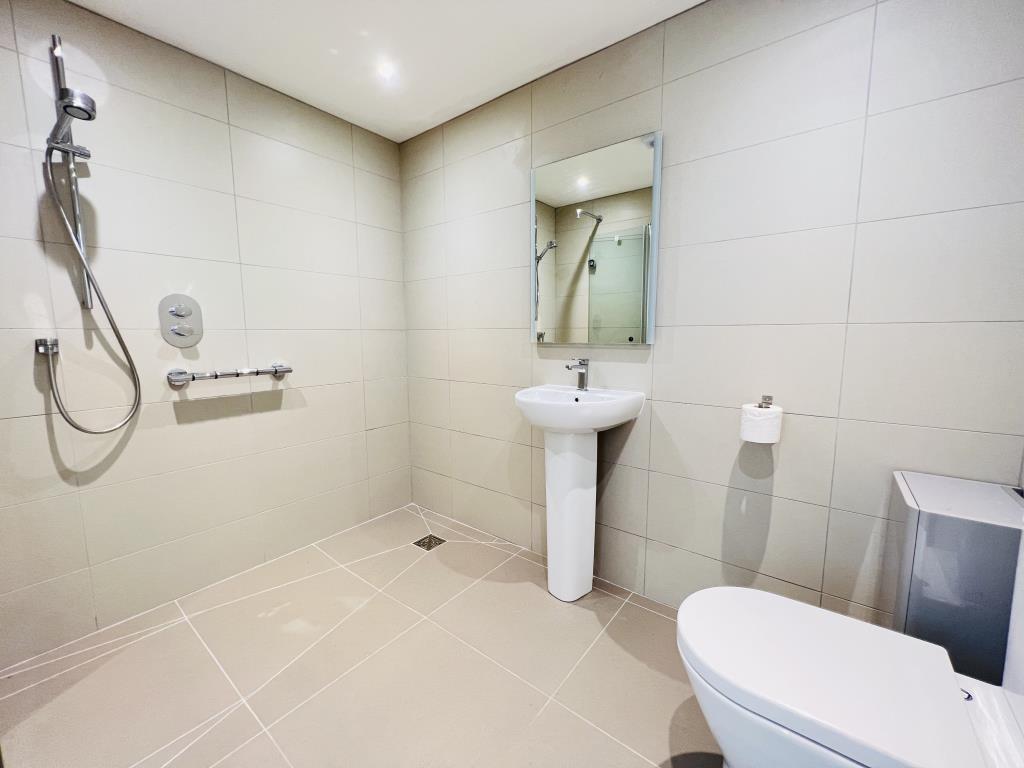 Lot: 125 - DETACHED HOUSE WITH VIEWS ACROSS MOUNT'S BAY AND ST MICHAEL'S MOUNT - Wetroom